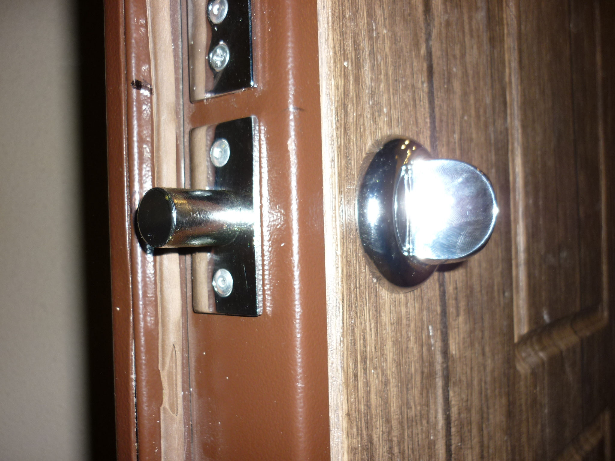 внутренняя защелка на входную металлическую дверь